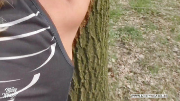 A fához zsinegelte magát a tüneményes kiscsaj hogy őrülten meghágjam a ligetben Thumb