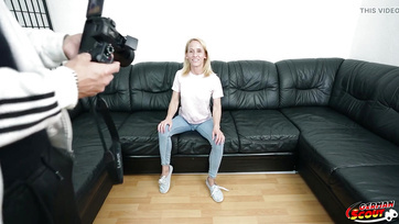 Egy kis zöldhasúért szívesen felment az utca ügynökkel a sexcasting-ra a szőkehaju svájci bula Thumb