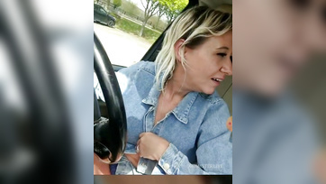 A kocsiban pajkoskodik a puncikájával a feltűnősködő szexkamos nőci Thumb