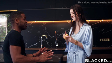 Rajong a gigászi színesbőrű péniszért a franciaországi leányzó főleg ha tisztességgel seggbe basszák Thumb