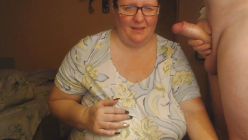 Elnyújtottan cumizta a mostohakölyke fütyijét a csöcsös anyucika Thumb