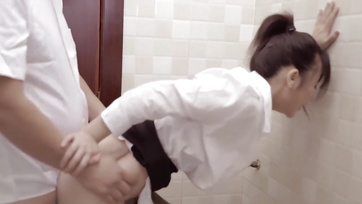 Lecumikáztatták és rendesen megdöngették a tündibündi ázsiai születésű sunácskát a publikus vécében Thumb