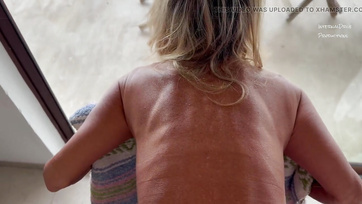 A széken előrehajolva várta a faszimádó érett punci hogy keményen megkúrják a végbélnyílását Thumb