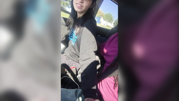 Megcibálta a keménytökű cimborája répáját a lezbi cicus a járgányban Thumb