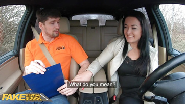 Szétvetette a lábacskáját a kis rávaló picsa hogy elnyelje a jogosítványát Thumb