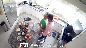 Falloszra rántotta az apróka platinaszőke mostoha húgiját a főzőhelyiségben a tökös fiúcska Thumb