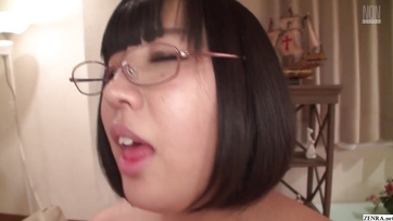 Puffancs húzott szemű lányka felhuppant a bránerre és finoman megugrándozta Thumb