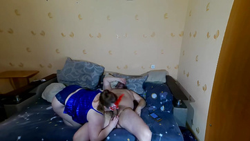 A püffedt idős nő szeret huzamosan szórakozni az acélos brokival Thumb