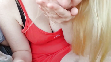 Meghúzogatta és megcumizta a férjjelöltje pöcsét a tömegközlekedésen a szöszike szajha Thumb