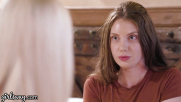 Megzabáltatta a tini csajjal a mennyei muffját a szakavatott leszbikácska Thumb