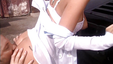 A kocsma mögött flexelte meg a platinaszőke bombázó forró sunáját Thumb