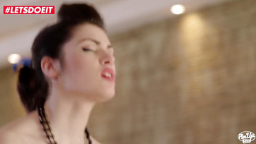 Sugar daddy bemártotta a gigászi farkát a csábító hazai tini kedvesébe Thumb