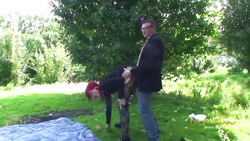 A berlini liba szabadtéren tömette meg a punciját és nyelte le az idős pasas stonyóját Thumb