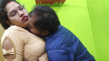 A kívánnivaló algériai tanárnéni képtelen volt visszautasítani a hajtós gyakornokát Thumb