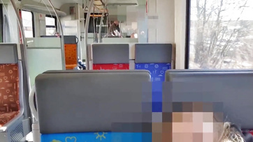 Kéjelgő amatőr sunci a sihuhun cumizza a férjjelöltje pici pöcsét Thumb