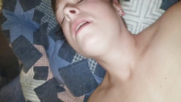 Egy valódi nagymellű nőszemély szopogatja és nyeli a himbilimbit a kis puncikájába Thumb