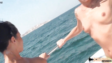 Brutálisan fingón baszarintották az nagymellű egzotikus suncikat a vitorláson Thumb