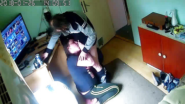 Egy magyarországból való amatőr leányzó térden állva szívogatja az exférje pélóját Thumb