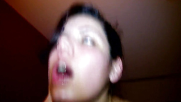 Egy kívánós hatalmas mellű nő ugrándozik a házastársa faszán és közben tüzel Thumb