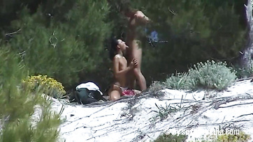 A fiúcska rögzítette a fiatal svájci társat mialatt nem messze tőle dugnak Thumb