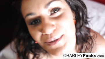 Rámozdult a felállt falloszra a begyes megnyirt pinájú asszonyka Thumb