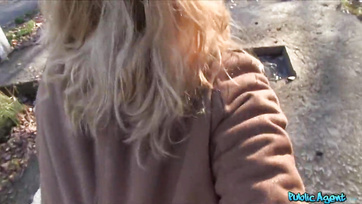 Egy kis kp-val erőlködés nélkül rádumálta az idegen csajt egy kis cuclizásra Thumb