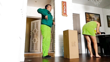 Dögös magamutogató lányka villantgatja a ruhátlan popsiját a kézbesítő fiúknak Thumb