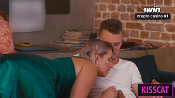 A faszimádó nevelő anyu is rácuppant a neveltlánya fiatal pasijára és végül trióban csinálták Thumb