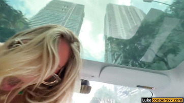 Az önvezető autóban ugrálta meg a fiúcska gigantikus cerkáját a szöszke walesi pornó csillag Thumb